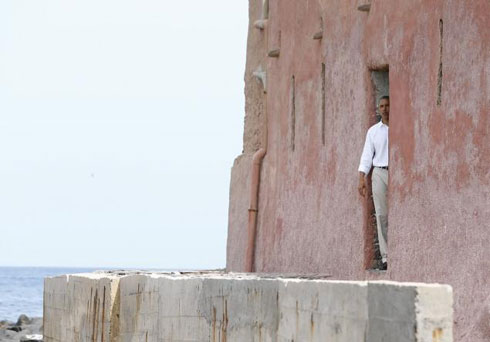 Hano Obama arasa n'uwibaza ukuntu abirabura bumvaga bamerewe, igihe bajyanwaga bunyago ubutareba inyuma bakagirwa abacakara iburayi no muri Amerika.