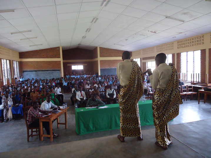 Hari abanyeshuri benshi baserukiye ibigo byabo ndetse n