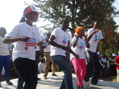 Hari abasore n'inkumi babyinaga nk'ababigize umwuga.