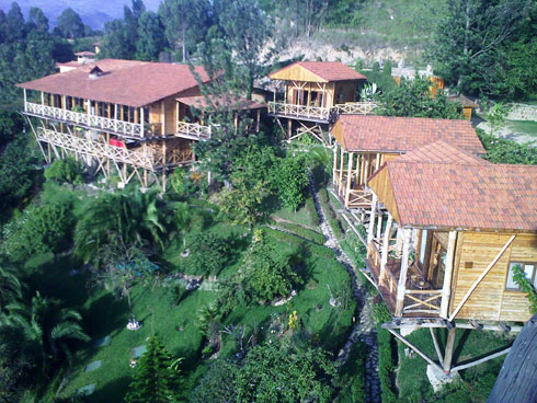 I Karongi hari n'amahoteli ataboneka ahandi mu Rwanda. Iyi ni Cormoran Lodge yubakishike ibiti gusa.