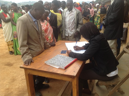 Haridintwari Filipo na Kankera Alphonsine bagiye gusinya mu gitabo cy