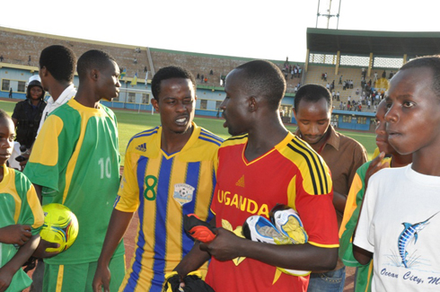 Haruna Niyonzima n'umukinyi wa Uganda nyuma ya match.