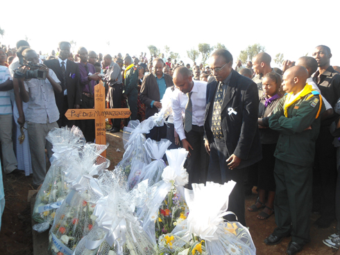 Hashyirwa indabo ku mva ya nyakwigendera.