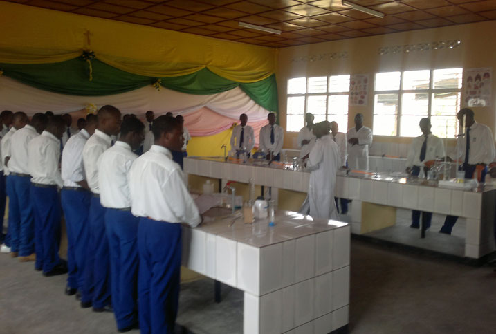 Laboratoire nshya y'ubumenyi izafasha abanyeshuri bo muri Seminari nto ya Nkumba mu bijyanye n'ubumenyi ngiro bw'ibyo bigira mu ishuri.