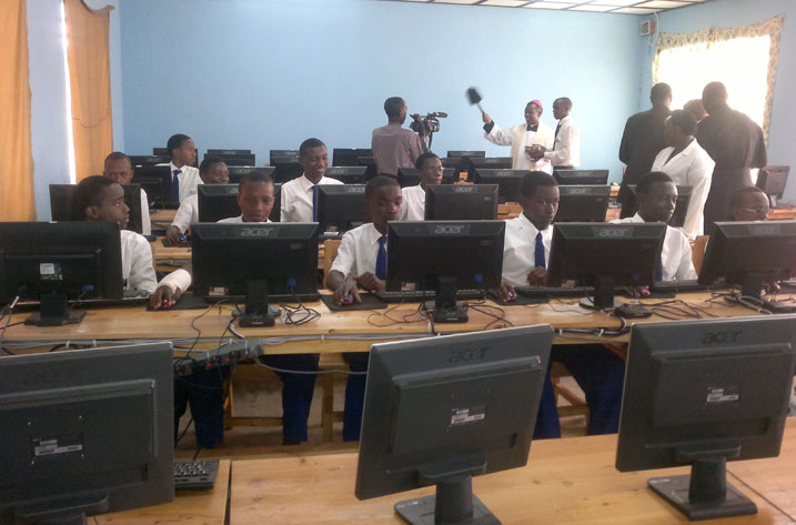 Icyumba cy'ikoranabuhanga abanyeshuri bo muri Seminari nto ya Nkumba bazigiramo ibijyanye na mudasobwa.