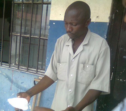 Hategekimana yerekana ingwa akoramo irangi.