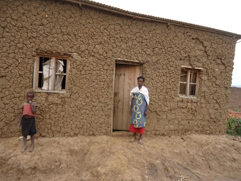 Hepfo y'iyi nzu y'uyu mubyeyi niho babumbira amatafari n'amazi iruhande rwe.