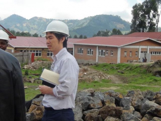 Hiroshi Saeki uhagarariye SDP asobanurirwa aho imirimo yo gusana ishuri EST Busogo igeze.