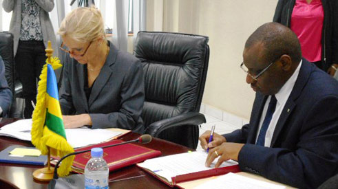 Ambasaderi Leoni w'u Buholandi mu Rwanda na minisitiri Gatete, bashyira umukono ku masezerano y'inkunga yatanzwe n'u Buholandi.