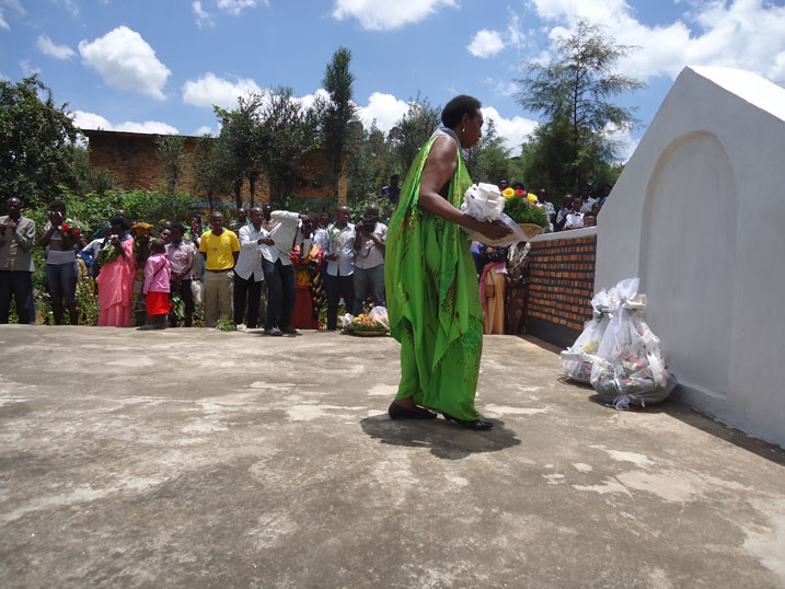 Hon. Patricie Hajabakiga ashyira indabo ahashyinguwe imibiri y'inzirakarengane zishwe muri Jenoside yakorewe abatutsi.