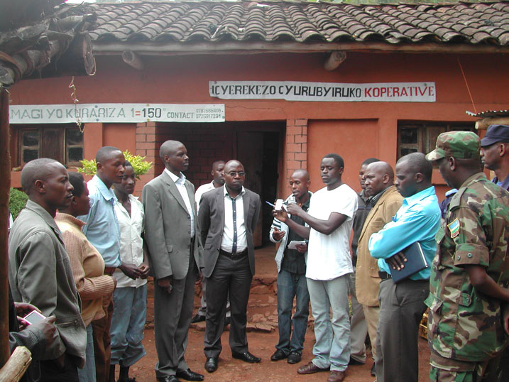 Hon Philbert Uwiringiyimana arimo gusobanurirwa n'abagize koperative icyerekezo cy'ubuzima ibyo bamaze kugeraho.