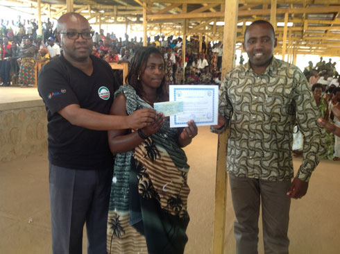 Hon Senateri Mushinzimana Appolinaire, n'umuyobozi w'akarere ka Nyamagabe, Mugisha Philbert bashyikiriza Mukeshimana amashimwe ye.