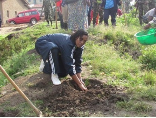 Hon. Senateur Jeanne d'Arc mu gikorwa cyo gutera ibiti.