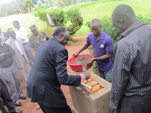Hon Senateur Tito Rutaremara ashyira ibuye fatizo ahazubakwa urwibutso rwa Kibungo.