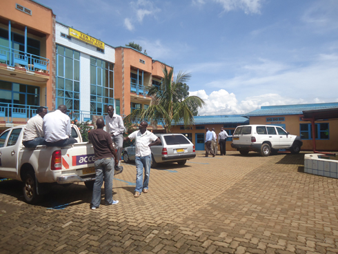 Bamwe mubanyemari bari bitabiriye cyamunara ya hoteli 10 to 10.