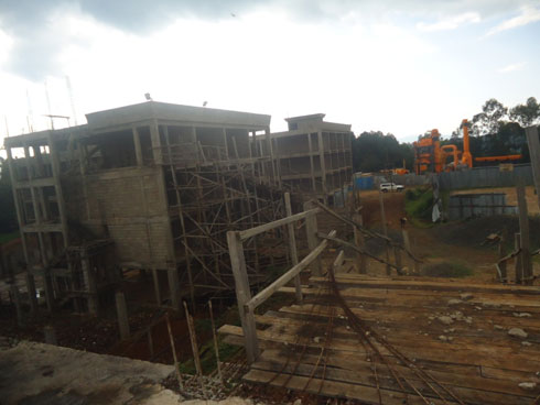 Imirimo yo kubaka iyi hoteli imaze imyaka itatu yarahagaze.