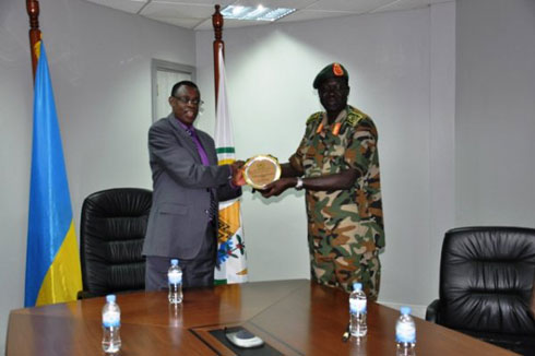 Gen. Hoth Mai shyikiriza Minsitiri Gen. Kabarebe impano.