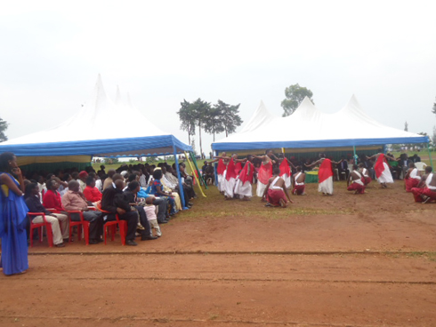 Bakinnye udukino ndetse banabyina indirimbo zishishikariza urubyiruko kuba Intwari.