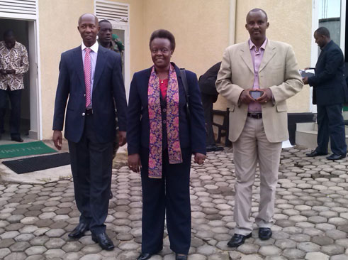 Aha minisitiri Fazil Harerimana yaganiraga n'abayobozi bari bitabiriye umwiherero.