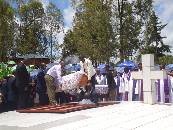 I Mukarange bibutse Jenoside yahakorewe bashyingura mu cyubahiro imibiri 30.