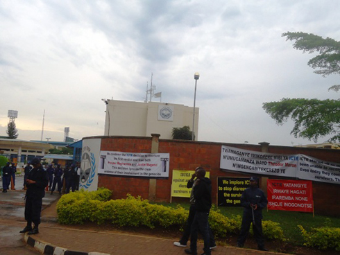 Ibyapa byanditseho ubutumwa bwamagana imikorere ya ICTR byasigaye ku kicaro cy'urwo rukiko i Kigali.