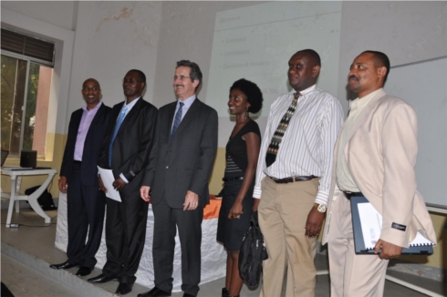 Professor Tom Thomas arikumwe n'abahagarariye ICM mu Rwanda.