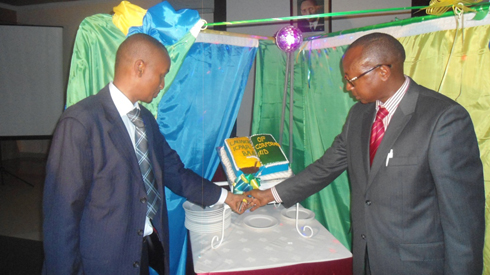 Umugenzuzi mukuru w'imari ya Leta (iburyo) amurikirwa ibirango by'ikigo ICPAR.