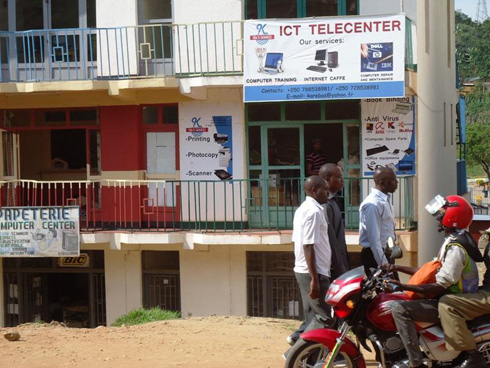 Iyi Telecenter itanga serivise za internet, scanner, gusohora impapuro no kwigisha mudosabwa.