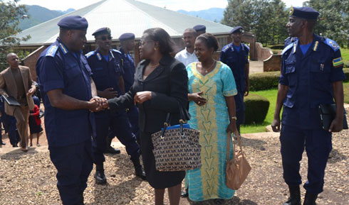 IGP Emmanuel Gasana aramukanya na Clara Anyangwe uhagarariye UNWoman mu Rwanda.