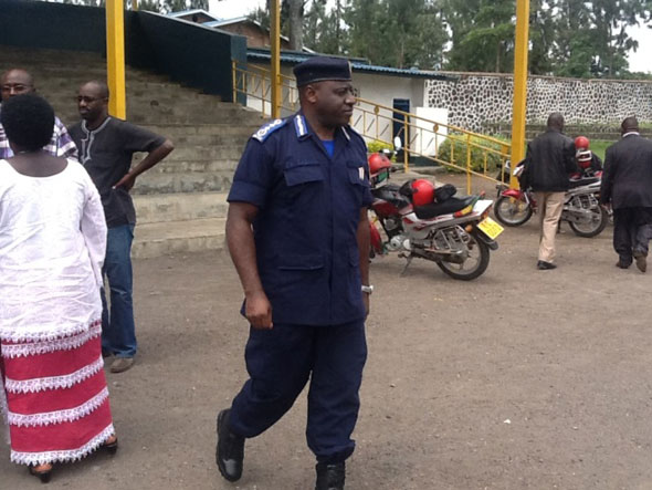 IGP Emmanuel Gasana yagiriye urugendo mu karere ka Musanze nyuma yuko haturikiye gerenade mu ijoro rishyira tariki 28/01/2014.