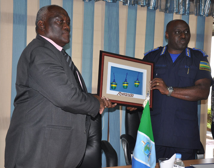 IGP Emmanuel K. Gasana ashyikiriza umuyobozi wa Polisi ya Seychelles impano.