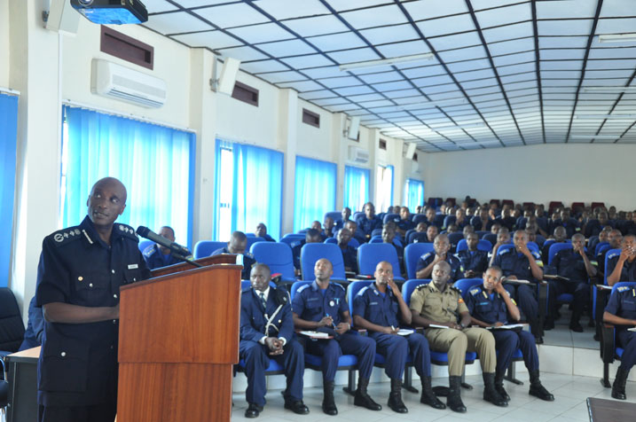 Umuyobozi mukuru wa Polisi ya Uganda atanga ikiganiro mu Ishuri rya Polisi y