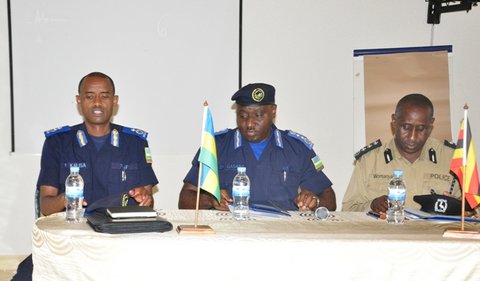 IGP Emmanuel Gasana (hagati), uyobora polisi y