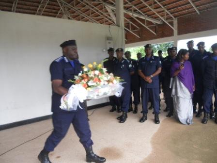 Umukuru wa Polisi, IGP Emmanuel Gasana, ashyira indabo ku Rwibutso rwa Kamonyi.