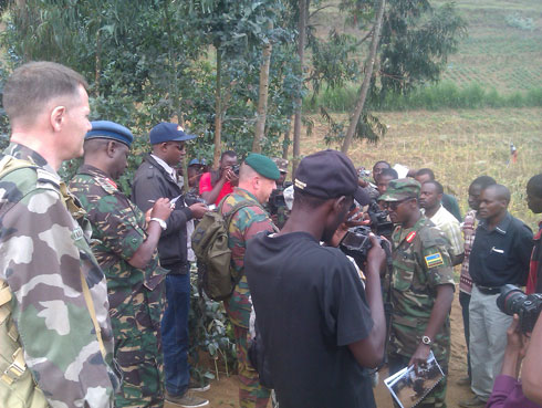 Gusura aho ibisasu byaguye byakozwe n'abanyamakuru bahari.
