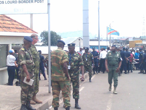 Abaturage benshi ku ruhande rwa Congo bitabiriye igikorwa cyo kugenzura aho umusirikare wabo yafatiwe.