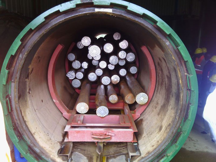 Ibiti birimo kunyuzwa mu mashini ibitunganya bikavamo amapoto y'insinga z'amashanyarazi.