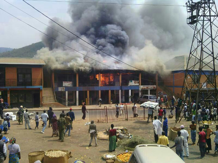 Inzu icururizwamo amadepo y'ibintu binyuranye hafi yo kwa Mutangana, yahiye.