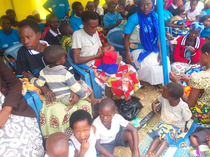 Ababyeyi barashishikarizwa konsa abana byibura amezi 6 nta kindi babavangiye.