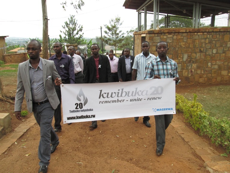 Abakozi ba MAGERWA bahagarariye abandi bakigera ku rwibutso rwa Ntarama.