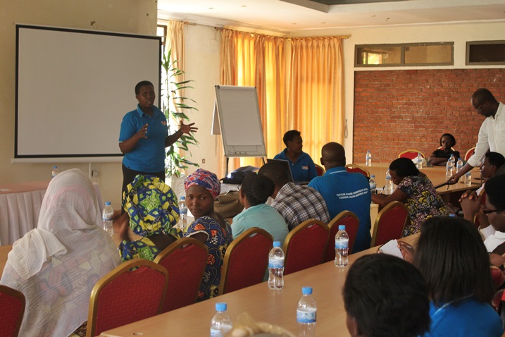 Aba bacuruzi baciriritse bahujwe n'abandi bacuruzi bakuru mu rwego rwo kubigiraho no kumva ko nabo hari aho bagera.