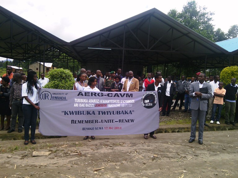 Umuryango w'abanyeshuri barokotse Jenoside bakoze urugendo rwo kwamagana ko Jenoside yakongera kubaho ukundi.