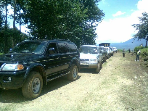 Imodoka abasirikare bakuru bo ku ruhande rwa Runiga binjiranye mu Rwanda bahunga.