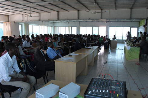 Urubyiruko rwiganjemo abanyeshuri ba RTUC rwitabiriye ibiganiro byo ku munsi mpuzamahanga w'urubyiruko.