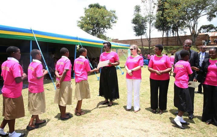 Madamu Jeannette Kagame yahembye Inkubito z