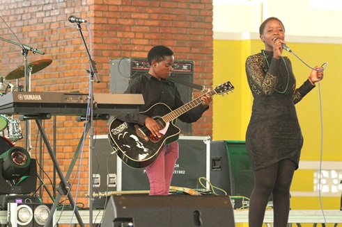 Umwe mu bana bahatanye mu kuririmva uzajya kwiga muri ishuri rya School of Arts.