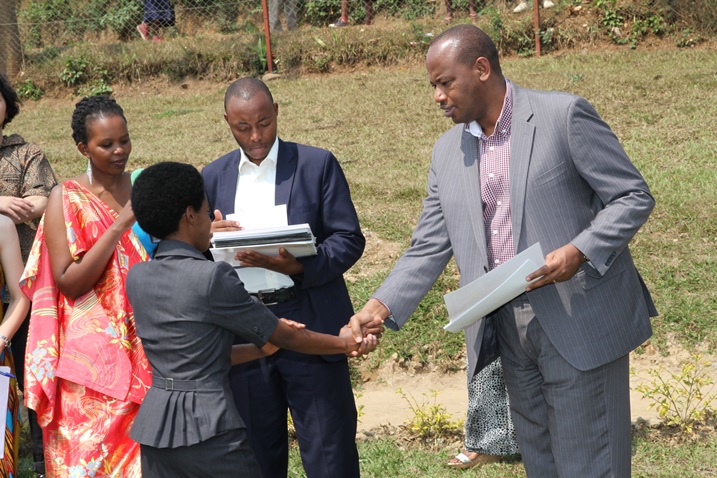 Albert Nsengiyumva, Minisitiri wa leta ushinzwe ubumenyi ngiro, ashyikiriza abanyeshuri impamyabushobozi zabo.