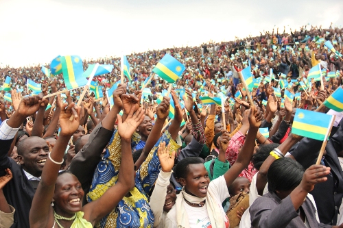 Abari aho bose bazunguzaga amadarapo bafite nk'ikimenyetso cyo guha ikaze Perezida Kagame wabagendereye.