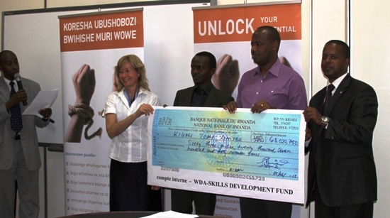 Kanamugire uyobora Kigali Today ashyikirizwa igihembo batsindiye.