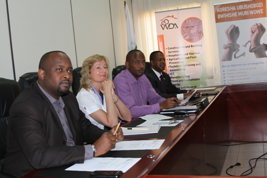 Uhereye ku ruhande hirya, Gasana uyobora WDA, Minisitiri Nsengiyumva, Umuyobozi wa Banki y'Isi n'Umuyobozi w'umushinga wo guteza imbere imyuga muri WDA.